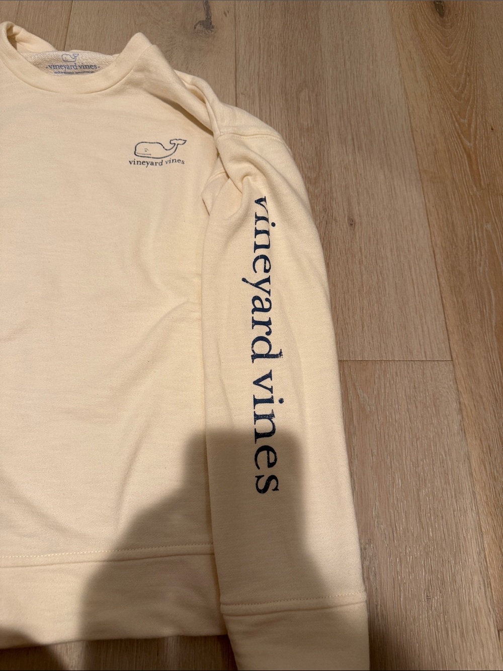 Vineyard Vines women’s Cream Crewneck with Whale Logo size medium worn once - Picture 2 of 4